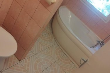 Salgótarján Acélgyári út végén az Egészségügyi iskolánál található az eladó ingatlan, melyben 2 szoba, előszoba, spajz, konyha, átjáró folyosó, fürdőszoba található. Az ingatlan szépen felújított, azonnal költözhető állapotban van. Pár percre található az abc, az orvosi rendelő és a buszmegálló.