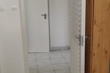 Salgótarján Acélgyári út végén az Egészségügyi iskolánál található az eladó ingatlan, melyben 2 szoba, előszoba, spajz, konyha, átjáró folyosó, fürdőszoba található. Az ingatlan szépen felújított, azonnal költözhető állapotban van. Pár percre található az abc, az orvosi rendelő és a buszmegálló.
