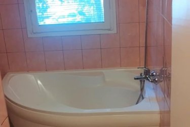 Salgótarján Acélgyári út végén az Egészségügyi iskolánál található az eladó ingatlan, melyben 2 szoba, előszoba, spajz, konyha, átjáró folyosó, fürdőszoba található. Az ingatlan szépen felújított, azonnal költözhető állapotban van. Pár percre található az abc, az orvosi rendelő és a buszmegálló.
