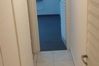 Salgótarján Acélgyári út végén az Egészségügyi iskolánál található az eladó ingatlan, melyben 2 szoba, előszoba, spajz, konyha, átjáró folyosó, fürdőszoba található. Az ingatlan szépen felújított, azonnal költözhető állapotban van. Pár percre található az abc, az orvosi rendelő és a buszmegálló.