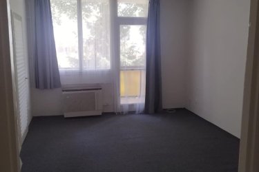 Salgótarján Acélgyári út végén az Egészségügyi iskolánál található az eladó ingatlan, melyben 2 szoba, előszoba, spajz, konyha, átjáró folyosó, fürdőszoba található. Az ingatlan szépen felújított, azonnal költözhető állapotban van. Pár percre található az abc, az orvosi rendelő és a buszmegálló.