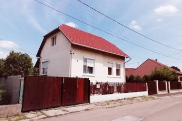 A kertvárosi tégla épület alapozása beton és terméskő. Nagy részben új tetőszerkezet. Hőszigetelt ablakok és falak. A házban 6 szoba, 1 félszoba, 1 nappali, 2 konyha-étkező, 1 élelmiszer raktár, 2 fürdőszoba-wc, 1 wc-kézmosó van. Külön bejáratú akadálymentes földszinti lakóterület 100 m2. Félszuterén lakható állapotban területe: 70 m2. A központi-fűtésrendszer jelenleg automata gázkazánnal működik de van új tartalék szilárd tüzelésű kazán is.
Az utca aszfaltburkolatú kis forgalmú, csendes, rendezett. Szupermarket, iskola-óvoda, orvosi rendelő, könyvtár, városi buszmegállók 100-150 m.
gfarkasj@gmail.com
