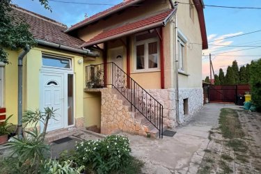 A kertvárosi tégla épület alapozása beton és terméskő. Nagy részben új tetőszerkezet. Hőszigetelt ablakok és falak. A házban 6 szoba, 1 félszoba, 1 nappali, 2 konyha-étkező, 1 élelmiszer raktár, 2 fürdőszoba-wc, 1 wc-kézmosó van. Külön bejáratú akadálymentes földszinti lakóterület 100 m2. Félszuterén lakható állapotban területe: 70 m2. A központi-fűtésrendszer jelenleg automata gázkazánnal működik de van új tartalék szilárd tüzelésű kazán is.
Az utca aszfaltburkolatú kis forgalmú, csendes, rendezett. Szupermarket, iskola-óvoda, orvosi rendelő, könyvtár, városi buszmegállók 100-150 m.
gfarkasj@gmail.com
