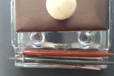Antik üveg tintatartó (kalamáris) tapperrel és tollakkal.
