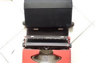 Írógép Silver Reed 200 hordtáskával