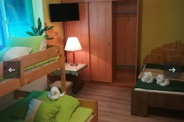 AZ ORSZÁG LEGJOBB ÁR ÉRTÉK ARÁNYÚ INGATLANA KÖZVETLENÜL A TULAJDONOSTÓL! NE SZALASSZA EL A LEHETŐSÉGET , HOGY AZ ÖNÉ LEGYEN!!
Eladó / kiadó Szilvásváradon egy 3 szintes ház.
Többgenerációs otthonként vagy akár üzleti lehetőségként is (munkásszálló,panzió, idősek otthona stb...) remek befektetés. A zsákutca utolsó házaként, a csendes,nyugodt környezet miatt kisgyermekes családok és nyugdíjasok kedvenc otthonává válik.
Profilváltás miatt ajánlom figyelmébe panziómak, amit két éven át aprólékos gonddal újítottam fel. Ajtó, ablakcsere, külső szigetelés, belső járófelületek felújítása, és teljes festés, mázolás, stb...
Az épület 3 szintes, 10 szobás, mindegyik szobához külön fürdőszoba és teljes berendezés tartozik, LCD televízióval, hajszárítóval, egyedi hűtő és fűtő eszközökkel.
Az első emeleten egy hatalmas 120nm-es körpanorámás teraszról ilenyűgöző kilátás nyílik a Bükk hegységre A teraszon található, szaunával, egyedi fa készítésű ülőgarnitúrákkal, hintaággyal, és többféle sporteszközzel, pingpong és csocsó asztallal.
A második emeleten is van egy 30nm-es terasz amiról pazar kilátás és egyedi fa borítása különleges hangulatot áraszt. . Az ingatlan rendkívül csendes helyen, egy zsákutca utolsó házaként áll, a kert végében egy patak csörgedezik.
A 10 autó befogadására alkalmas parkoló is újra lett kövezve, illetve több mint harminc tujával lett parkosítva. A ház alatt található pince és kazánház, illetve egy boros pincének kialakított helység található. . A fóldszinten található egy 120nm-es étkező, amelyhez 40 fő kulturált befogadására alkalmas újszerű étkezőgarnitúrát adunk, a terméskőből épült bárpult teljes berendezéssel (professzionális kávéfőzők , italhűtőszekrények, poharak, csészék). Az étteremben lévő ajtók és ablakok mind teljesen újak. Az épület tűzjelző rendszerrel ellátott. Az étterem konyhájában is minden felszerelés megtalálható, az engedélyek beszerzését követően azonnal megnyitható. A több mint 500 négyzetméteres, tehermentes ingatlan , most rendkívül kedvezményes áron, az Öné lehet, akár azonnali költözéssel.Részletekért hívjon : 0630/31067 42 vagy 0630/81256 10 számon.