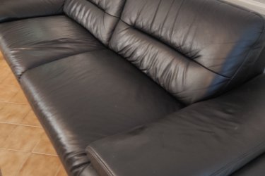 Ez a háromszemélyes kanapé az egész család számára kényelmes ülőhelyet biztosít.  Műbőrből készült, mégis elegáns benyomást kelt. Széles kartámasz, kényelmes párna és gyönyörű nagy háttámla.