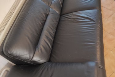 Ez a háromszemélyes kanapé az egész család számára kényelmes ülőhelyet biztosít.  Műbőrből készült, mégis elegáns benyomást kelt. Széles kartámasz, kényelmes párna és gyönyörű nagy háttámla.