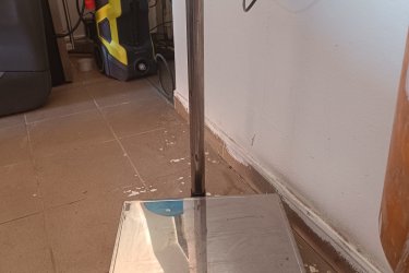 Digitális mérleg, rozsdamentes acél mérő felülettel és különálló vezérlő panellel.&#13;&#10;300 kg-ig mér.