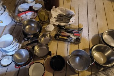 Eladó a képen látható, tejforraló, lábasok ,edények, evőeszközök, edényszáritó egyben.