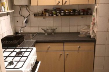 Hetedik kerületben, nagypolgári, nagy belső magasságú lakásban kiadó, világos, utcai, első emeleti, külön bejáratú lakrész ( kb. 12 m2 szoba + kb. 15 m2 ebédlő )  egyedülálló nő vagy diáklány részére.
Kitűnő közlekedés, egy sarokra a Garay bevásárló központ és a Városliget.
Fürdőszoba, konyha közös használatban, wi-fi van!
Havi bérleti díj: 110.000.-Ft. mely magában foglalja a rezsi díját is.
Kaució: egy havi bérleti díj.
Telefon : 0630/7552955 
Beköltözhető: aug. 15.-től
tfarago@euroclassic.hu