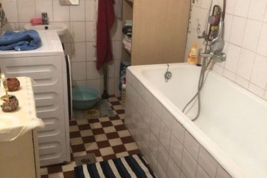 Hetedik kerületben, nagypolgári, nagy belső magasságú lakásban kiadó, világos, utcai, első emeleti, külön bejáratú lakrész ( kb. 12 m2 szoba + kb. 15 m2 ebédlő )  egyedülálló nő vagy diáklány részére.
Kitűnő közlekedés, egy sarokra a Garay bevásárló központ és a Városliget.
Fürdőszoba, konyha közös használatban, wi-fi van!
Havi bérleti díj: 110.000.-Ft. mely magában foglalja a rezsi díját is.
Kaució: egy havi bérleti díj.
Telefon : 0630/7552955 
Beköltözhető: aug. 15.-től
tfarago@euroclassic.hu