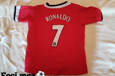Foci mez eladó fiuknak!
Ronaldos 7-szám Manchester United Vodafone.
kb: 2003-2005 
Méret: S
Kor:5-8 éveseknek
Érdeklődni: police409088@gmail.com