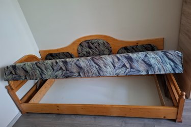 Az ágy 212 cm hosszú, 92 cm széles és 70 cm magas a fejtámla. Az ágy melletti falvédő magassága 80 cm. 
