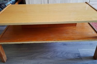 Az asztal 106 cm hosszú, 56 cm széles, 50 cm magas. 