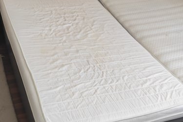 Design ágy matracokkal és ágyráccsal 180 x 200 cm