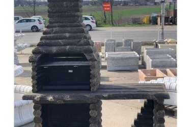 Bemutatjuk az új kerti grillezőnket! Sok vásárlónk szeretet volna olyan kerti grillezőt, ami előkészítő asztallal van ellátva. Most megvan, a grillező hazánkban egyedi és csak a Kerti- Árudában kapható. Érdemes még szezon előtt leadni rendelésüket, mert a raktárkészlet korlátozott.

A grillezőhöz gyártottunk még házi füstölő kemencét, és külön asztalt amit külön lehet megvásárolni. Többfunkciós kerti sütő grillezőn bőven van hely a sütés-főzésre, és ne feledjük, hogy a maga különleges formájában díszíti a kertet. Ellentétben a tipikus grillrácsokkal, amelyekben a közönséges acélrudakat kis króm-nikkel réteggel vonják be, termékünk szilárd rozsdamentes acélrudakból készül. Ennek köszönhetően a rostély ellenáll az időjárási viszonyoknak, nem rozsdásodik, az étel súlyának hatására nem változtatja meg az alakját, és könnyen tisztítható. A rostély magassága több szinten állítható. A grill összeszerelése nagyon egyszerű és gyors, a hőálló szilikon használatával lehet rögzíteni. 

Grillezőink nagy szilárdságú C35 / 45 betonból készülnek. A keveréket úgy alakították ki, hogy megfeleljen a későbbi felhasználással kapcsolatos összes tartóssági követelménynek, például: szilárdság, fagyállóság, a beton vízfelvétele. Ezenkívül az összes betonelemet bordázott acél megerősítette. 

Méretek:
Grill magassága:  205 cm
Grill szélessége:   162 cm
Grill mélysége:      70 cm
Rostély méretek 65 cm x 43 cm
Alapméret : 155 cm x 68 cm
Tömeg:  650kg

Kínálatunkban többek között megtalálhatóak:
Kerti szobrok – Varázsolja el kertjét egyedi és stílusos díszekkel!
Szökőkutak – Frissítse fel a kültéri területét egy gyönyörű vízi elemmel!
Figurák – Tökéletes kiegészítők, amelyek személyiséget adnak a kertjének!
Kerti lámpások – Teremtsen varázslatos hangulatot éjszaka is!
Kerti grillek – Élvezze a kültéri sütögetés élményét barátaival és családjával!
Látogasson el a kertidiszek.hu weboldalunkra, és találja meg a tökéletes kerti díszeket, amelyekkel felfrissítheti otthonát!

A hirdetésben szereplő képek és adatok tájékoztató jellegűek, a valóságban minimális eltérések előfordulhatnak. Kérjük, a készlettel és házhoz szállítással kapcsolatos információkért lépjen kapcsolatba munkatársainkkal elérhetőségeink egyikén!