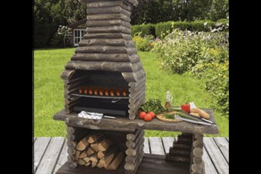 Bemutatjuk az új kerti grillezőnket! Sok vásárlónk szeretet volna olyan kerti grillezőt, ami előkészítő asztallal van ellátva. Most megvan, a grillező hazánkban egyedi és csak a Kerti- Árudában kapható. Érdemes még szezon előtt leadni rendelésüket, mert a raktárkészlet korlátozott.

A grillezőhöz gyártottunk még házi füstölő kemencét, és külön asztalt amit külön lehet megvásárolni. Többfunkciós kerti sütő grillezőn bőven van hely a sütés-főzésre, és ne feledjük, hogy a maga különleges formájában díszíti a kertet. Ellentétben a tipikus grillrácsokkal, amelyekben a közönséges acélrudakat kis króm-nikkel réteggel vonják be, termékünk szilárd rozsdamentes acélrudakból készül. Ennek köszönhetően a rostély ellenáll az időjárási viszonyoknak, nem rozsdásodik, az étel súlyának hatására nem változtatja meg az alakját, és könnyen tisztítható. A rostély magassága több szinten állítható. A grill összeszerelése nagyon egyszerű és gyors, a hőálló szilikon használatával lehet rögzíteni. 

Grillezőink nagy szilárdságú C35 / 45 betonból készülnek. A keveréket úgy alakították ki, hogy megfeleljen a későbbi felhasználással kapcsolatos összes tartóssági követelménynek, például: szilárdság, fagyállóság, a beton vízfelvétele. Ezenkívül az összes betonelemet bordázott acél megerősítette. 

Méretek:
Grill magassága:  205 cm
Grill szélessége:   162 cm
Grill mélysége:      70 cm
Rostély méretek 65 cm x 43 cm
Alapméret : 155 cm x 68 cm
Tömeg:  650kg

Kínálatunkban többek között megtalálhatóak:
Kerti szobrok – Varázsolja el kertjét egyedi és stílusos díszekkel!
Szökőkutak – Frissítse fel a kültéri területét egy gyönyörű vízi elemmel!
Figurák – Tökéletes kiegészítők, amelyek személyiséget adnak a kertjének!
Kerti lámpások – Teremtsen varázslatos hangulatot éjszaka is!
Kerti grillek – Élvezze a kültéri sütögetés élményét barátaival és családjával!
Látogasson el a kertidiszek.hu weboldalunkra, és találja meg a tökéletes kerti díszeket, amelyekkel felfrissítheti otthonát!

A hirdetésben szereplő képek és adatok tájékoztató jellegűek, a valóságban minimális eltérések előfordulhatnak. Kérjük, a készlettel és házhoz szállítással kapcsolatos információkért lépjen kapcsolatba munkatársainkkal elérhetőségeink egyikén!