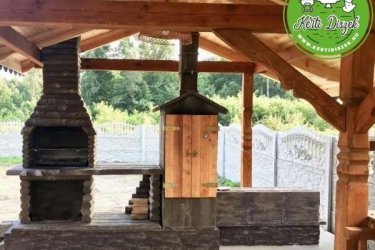 Bemutatjuk az új kerti grillezőnket! Sok vásárlónk szeretet volna olyan kerti grillezőt, ami előkészítő asztallal van ellátva. Most megvan, a grillező hazánkban egyedi és csak a Kerti- Árudában kapható. Érdemes még szezon előtt leadni rendelésüket, mert a raktárkészlet korlátozott.

A grillezőhöz gyártottunk még házi füstölő kemencét, és külön asztalt amit külön lehet megvásárolni. Többfunkciós kerti sütő grillezőn bőven van hely a sütés-főzésre, és ne feledjük, hogy a maga különleges formájában díszíti a kertet. Ellentétben a tipikus grillrácsokkal, amelyekben a közönséges acélrudakat kis króm-nikkel réteggel vonják be, termékünk szilárd rozsdamentes acélrudakból készül. Ennek köszönhetően a rostély ellenáll az időjárási viszonyoknak, nem rozsdásodik, az étel súlyának hatására nem változtatja meg az alakját, és könnyen tisztítható. A rostély magassága több szinten állítható. A grill összeszerelése nagyon egyszerű és gyors, a hőálló szilikon használatával lehet rögzíteni. 

Grillezőink nagy szilárdságú C35 / 45 betonból készülnek. A keveréket úgy alakították ki, hogy megfeleljen a későbbi felhasználással kapcsolatos összes tartóssági követelménynek, például: szilárdság, fagyállóság, a beton vízfelvétele. Ezenkívül az összes betonelemet bordázott acél megerősítette. 

Méretek:
Grill magassága:  205 cm
Grill szélessége:   162 cm
Grill mélysége:      70 cm
Rostély méretek 65 cm x 43 cm
Alapméret : 155 cm x 68 cm
Tömeg:  650kg

Kínálatunkban többek között megtalálhatóak:
Kerti szobrok – Varázsolja el kertjét egyedi és stílusos díszekkel!
Szökőkutak – Frissítse fel a kültéri területét egy gyönyörű vízi elemmel!
Figurák – Tökéletes kiegészítők, amelyek személyiséget adnak a kertjének!
Kerti lámpások – Teremtsen varázslatos hangulatot éjszaka is!
Kerti grillek – Élvezze a kültéri sütögetés élményét barátaival és családjával!
Látogasson el a kertidiszek.hu weboldalunkra, és találja meg a tökéletes kerti díszeket, amelyekkel felfrissítheti otthonát!

A hirdetésben szereplő képek és adatok tájékoztató jellegűek, a valóságban minimális eltérések előfordulhatnak. Kérjük, a készlettel és házhoz szállítással kapcsolatos információkért lépjen kapcsolatba munkatársainkkal elérhetőségeink egyikén!