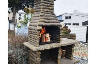 Bemutatjuk az új kerti grillezőnket! Sok vásárlónk szeretet volna olyan kerti grillezőt, ami előkészítő asztallal van ellátva. Most megvan, a grillező hazánkban egyedi és csak a Kerti- Árudában kapható. Érdemes még szezon előtt leadni rendelésüket, mert a raktárkészlet korlátozott.

A grillezőhöz gyártottunk még házi füstölő kemencét, és külön asztalt amit külön lehet megvásárolni. Többfunkciós kerti sütő grillezőn bőven van hely a sütés-főzésre, és ne feledjük, hogy a maga különleges formájában díszíti a kertet. Ellentétben a tipikus grillrácsokkal, amelyekben a közönséges acélrudakat kis króm-nikkel réteggel vonják be, termékünk szilárd rozsdamentes acélrudakból készül. Ennek köszönhetően a rostély ellenáll az időjárási viszonyoknak, nem rozsdásodik, az étel súlyának hatására nem változtatja meg az alakját, és könnyen tisztítható. A rostély magassága több szinten állítható. A grill összeszerelése nagyon egyszerű és gyors, a hőálló szilikon használatával lehet rögzíteni. 

Grillezőink nagy szilárdságú C35 / 45 betonból készülnek. A keveréket úgy alakították ki, hogy megfeleljen a későbbi felhasználással kapcsolatos összes tartóssági követelménynek, például: szilárdság, fagyállóság, a beton vízfelvétele. Ezenkívül az összes betonelemet bordázott acél megerősítette. 

Méretek:
Grill magassága:  205 cm
Grill szélessége:   162 cm
Grill mélysége:      70 cm
Rostély méretek 65 cm x 43 cm
Alapméret : 155 cm x 68 cm
Tömeg:  650kg

Kínálatunkban többek között megtalálhatóak:
Kerti szobrok – Varázsolja el kertjét egyedi és stílusos díszekkel!
Szökőkutak – Frissítse fel a kültéri területét egy gyönyörű vízi elemmel!
Figurák – Tökéletes kiegészítők, amelyek személyiséget adnak a kertjének!
Kerti lámpások – Teremtsen varázslatos hangulatot éjszaka is!
Kerti grillek – Élvezze a kültéri sütögetés élményét barátaival és családjával!
Látogasson el a kertidiszek.hu weboldalunkra, és találja meg a tökéletes kerti díszeket, amelyekkel felfrissítheti otthonát!

A hirdetésben szereplő képek és adatok tájékoztató jellegűek, a valóságban minimális eltérések előfordulhatnak. Kérjük, a készlettel és házhoz szállítással kapcsolatos információkért lépjen kapcsolatba munkatársainkkal elérhetőségeink egyikén!