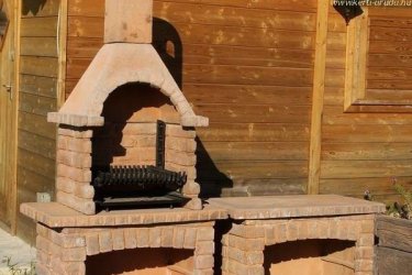 A mediterrán kertbe terveztük ezt a stílusos rusztikus grillezőt. Mellyel grillezni, sütni, főzni, saslikot készíteni, kürtös kalácsot sütni is lehet. Kényelmes és praktikus kő grillező.

A fotók közt található asztal az árban nincs benne külön vásárolható webáruházunkban. Ezt a kerti sütőt előre megépített legyártott darabokból állítható össze. Ezért egység csomagba darabokban küldjük, amit könnyedén nem kell, hozzá szakértelem össze lehet állítani.

Méretek
Magasság:  230 cm
Szélesség:    107 cm
Mélység.                 78
Tömeg:       420 kg

Kínálatunkban többek között megtalálhatóak:
Kerti szobrok – Varázsolja el kertjét egyedi és stílusos díszekkel!
Szökőkutak – Frissítse fel a kültéri területét egy gyönyörű vízi elemmel!
Figurák – Tökéletes kiegészítők, amelyek személyiséget adnak a kertjének!
Kerti lámpások – Teremtsen varázslatos hangulatot éjszaka is!
Kerti grillek – Élvezze a kültéri sütögetés élményét barátaival és családjával!
Látogasson el a kertidiszek.hu weboldalunkra, és találja meg a tökéletes kerti díszeket, amelyekkel felfrissítheti otthonát!

A hirdetésben szereplő képek és adatok tájékoztató jellegűek, a valóságban minimális eltérések előfordulhatnak. Kérjük, a készlettel és házhoz szállítással kapcsolatos információkért lépjen kapcsolatba munkatársainkkal elérhetőségeink egyikén!