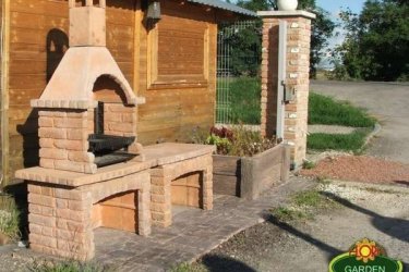 A mediterrán kertbe terveztük ezt a stílusos rusztikus grillezőt. Mellyel grillezni, sütni, főzni, saslikot készíteni, kürtös kalácsot sütni is lehet. Kényelmes és praktikus kő grillező.

A fotók közt található asztal az árban nincs benne külön vásárolható webáruházunkban. Ezt a kerti sütőt előre megépített legyártott darabokból állítható össze. Ezért egység csomagba darabokban küldjük, amit könnyedén nem kell, hozzá szakértelem össze lehet állítani.

Méretek
Magasság:  230 cm
Szélesség:    107 cm
Mélység.                 78
Tömeg:       420 kg

Kínálatunkban többek között megtalálhatóak:
Kerti szobrok – Varázsolja el kertjét egyedi és stílusos díszekkel!
Szökőkutak – Frissítse fel a kültéri területét egy gyönyörű vízi elemmel!
Figurák – Tökéletes kiegészítők, amelyek személyiséget adnak a kertjének!
Kerti lámpások – Teremtsen varázslatos hangulatot éjszaka is!
Kerti grillek – Élvezze a kültéri sütögetés élményét barátaival és családjával!
Látogasson el a kertidiszek.hu weboldalunkra, és találja meg a tökéletes kerti díszeket, amelyekkel felfrissítheti otthonát!

A hirdetésben szereplő képek és adatok tájékoztató jellegűek, a valóságban minimális eltérések előfordulhatnak. Kérjük, a készlettel és házhoz szállítással kapcsolatos információkért lépjen kapcsolatba munkatársainkkal elérhetőségeink egyikén!