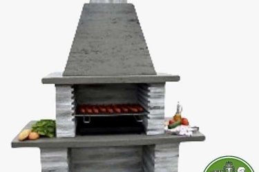 Többfunkciós kerti sütő grillezőn bőven van hely a sütés-főzésre, és ne feledjük, hogy a maga különleges formájában díszíti a kertet. Ellentétben a tipikus grillrácsokkal, amelyekben a közönséges acélrudakat kis króm-nikkel réteggel vonják be, termékünk szilárd rozsdamentes acélrudakból készül. 

Ennek köszönhetően a rostély ellenáll az időjárási viszonyoknak, nem rozsdásodik, az étel súlyának hatására nem változtatja meg az alakját, és könnyen tisztítható. A rostély magassága több szinten állítható. A grill összeszerelése nagyon egyszerű és gyors, a hőálló szilikon használatával lehet rögzíteni. 

Grillezőink nagy szilárdságú C35 / 45 betonból készülnek. A keveréket úgy alakították ki, hogy megfeleljen a későbbi felhasználással kapcsolatos összes tartóssági követelménynek, például: szilárdság, fagyállóság, a beton vízfelvétele. Ezenkívül az összes betonelemet bordázott acél megerősítette. 

Méretek:
Grill magassága:   223 cm
Grill szélessége:    156 cm
Grill mélysége:       61 cm
Rostély méretek 62 cm x 40 cm
Tömeg:               560  kg

Kínálatunkban többek között megtalálhatóak:
Kerti szobrok – Varázsolja el kertjét egyedi és stílusos díszekkel!
Szökőkutak – Frissítse fel a kültéri területét egy gyönyörű vízi elemmel!
Figurák – Tökéletes kiegészítők, amelyek személyiséget adnak a kertjének!
Kerti lámpások – Teremtsen varázslatos hangulatot éjszaka is!
Kerti grillek – Élvezze a kültéri sütögetés élményét barátaival és családjával!
Látogasson el a kertidiszek.hu weboldalunkra, és találja meg a tökéletes kerti díszeket, amelyekkel felfrissítheti otthonát!

A hirdetésben szereplő képek és adatok tájékoztató jellegűek, a valóságban minimális eltérések előfordulhatnak. Kérjük, a készlettel és házhoz szállítással kapcsolatos információkért lépjen kapcsolatba munkatársainkkal elérhetőségeink egyikén!