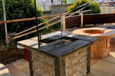Kerti grillezőnk könnyen összerakható előre legyártott elemekből. Az új kerti grillezőnk bevezető áron kapható. Remekül lehet vele grillezni, bográcsozni, szalonnát sütni. 

Ha a szabadba a kertben sütögetne, a legjobb helyen jár! Szabadtéri sütés-főzéshez szükséges kerti kő grillezőket, bográcsozókat gyártunk nagy választékban.

Méretek:
Magasság: 67cm
Tömeg: 280kg
Fedlap : 105x105 cm
Tűztér: 55x55 cm
Alap: 83x83 cm
Anyaga: műkő és beton

Kínálatunkban többek között megtalálhatóak:
Kerti szobrok – Varázsolja el kertjét egyedi és stílusos díszekkel!
Szökőkutak – Frissítse fel a kültéri területét egy gyönyörű vízi elemmel!
Figurák – Tökéletes kiegészítők, amelyek személyiséget adnak a kertjének!
Kerti lámpások – Teremtsen varázslatos hangulatot éjszaka is!
Kerti grillek – Élvezze a kültéri sütögetés élményét barátaival és családjával!
Látogasson el a kertidiszek.hu weboldalunkra, és találja meg a tökéletes kerti díszeket, amelyekkel felfrissítheti otthonát!

A hirdetésben szereplő képek és adatok tájékoztató jellegűek, a valóságban minimális eltérések előfordulhatnak. Kérjük, a készlettel és házhoz szállítással kapcsolatos információkért lépjen kapcsolatba munkatársainkkal elérhetőségeink egyikén!