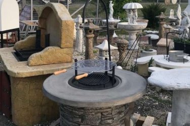 Legkedveltebb grillsütő még ma is a hagyományos faszenes grill, a vásárlók 80%-a ezt választja. A faszén adja meg a hús jellegzetes íz világát, amelyet a grillrajongók annyira szeretnek.

Kerti sütő betonelemekből könnyedén a kertedben összeállítható. Minden tartozékkal felszereléssel. A megrendelést követően informáljuk, hogy a választott termék rögtön átvehető illetve hosszabb időt igényel-e gyártása.

Méretek:
Magasság:          57 cm
Tömeg:            150 kg
Fedlap átmérő: 107 cm
Tűztér:              54 cm
Alsó átmérő:      70 cm

Kínálatunkban többek között megtalálhatóak:
Kerti szobrok – Varázsolja el kertjét egyedi és stílusos díszekkel!
Szökőkutak – Frissítse fel a kültéri területét egy gyönyörű vízi elemmel!
Figurák – Tökéletes kiegészítők, amelyek személyiséget adnak a kertjének!
Kerti lámpások – Teremtsen varázslatos hangulatot éjszaka is!
Kerti grillek – Élvezze a kültéri sütögetés élményét barátaival és családjával!
Látogasson el a kertidiszek.hu weboldalunkra, és találja meg a tökéletes kerti díszeket, amelyekkel felfrissítheti otthonát!

A hirdetésben szereplő képek és adatok tájékoztató jellegűek, a valóságban minimális eltérések előfordulhatnak. Kérjük, a készlettel és házhoz szállítással kapcsolatos információkért lépjen kapcsolatba munkatársainkkal elérhetőségeink egyikén!