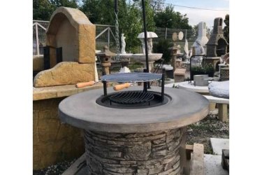 Legkedveltebb grillsütő még ma is a hagyományos faszenes grill, a vásárlók 80%-a ezt választja. A faszén adja meg a hús jellegzetes íz világát, amelyet a grillrajongók annyira szeretnek.

Kerti sütő betonelemekből könnyedén a kertedben összeállítható. Minden tartozékkal felszereléssel. A megrendelést követően informáljuk, hogy a választott termék rögtön átvehető illetve hosszabb időt igényel-e gyártása.

Méretek:
Magasság:          57 cm
Tömeg:            150 kg
Fedlap átmérő: 107 cm
Tűztér:              54 cm
Alsó átmérő:      70 cm

Kínálatunkban többek között megtalálhatóak:
Kerti szobrok – Varázsolja el kertjét egyedi és stílusos díszekkel!
Szökőkutak – Frissítse fel a kültéri területét egy gyönyörű vízi elemmel!
Figurák – Tökéletes kiegészítők, amelyek személyiséget adnak a kertjének!
Kerti lámpások – Teremtsen varázslatos hangulatot éjszaka is!
Kerti grillek – Élvezze a kültéri sütögetés élményét barátaival és családjával!
Látogasson el a kertidiszek.hu weboldalunkra, és találja meg a tökéletes kerti díszeket, amelyekkel felfrissítheti otthonát!

A hirdetésben szereplő képek és adatok tájékoztató jellegűek, a valóságban minimális eltérések előfordulhatnak. Kérjük, a készlettel és házhoz szállítással kapcsolatos információkért lépjen kapcsolatba munkatársainkkal elérhetőségeink egyikén!