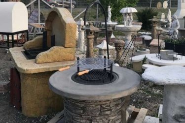 Legkedveltebb grillsütő még ma is a hagyományos faszenes grill, a vásárlók 80%-a ezt választja. A faszén adja meg a hús jellegzetes íz világát, amelyet a grillrajongók annyira szeretnek.

Kerti sütő betonelemekből könnyedén a kertedben összeállítható. Minden tartozékkal felszereléssel. A megrendelést követően informáljuk, hogy a választott termék rögtön átvehető illetve hosszabb időt igényel-e gyártása.

Méretek:
Magasság:          57 cm
Tömeg:            150 kg
Fedlap átmérő: 107 cm
Tűztér:              54 cm
Alsó átmérő:      70 cm

Kínálatunkban többek között megtalálhatóak:
Kerti szobrok – Varázsolja el kertjét egyedi és stílusos díszekkel!
Szökőkutak – Frissítse fel a kültéri területét egy gyönyörű vízi elemmel!
Figurák – Tökéletes kiegészítők, amelyek személyiséget adnak a kertjének!
Kerti lámpások – Teremtsen varázslatos hangulatot éjszaka is!
Kerti grillek – Élvezze a kültéri sütögetés élményét barátaival és családjával!
Látogasson el a kertidiszek.hu weboldalunkra, és találja meg a tökéletes kerti díszeket, amelyekkel felfrissítheti otthonát!

A hirdetésben szereplő képek és adatok tájékoztató jellegűek, a valóságban minimális eltérések előfordulhatnak. Kérjük, a készlettel és házhoz szállítással kapcsolatos információkért lépjen kapcsolatba munkatársainkkal elérhetőségeink egyikén!