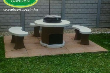 Bár a kerti grillezést sokan férfias foglalatosságnak tartják, az egész család számára izgalmas és szórakoztató tevékenység lehet a hosszú nyári esték és hétvégék alkalmával. Az előkészületekből mindenki kiveheti a részét, a gyerekek pedig általában szívesen segítenek a hozzávalók elkészítésében...

A némó grill kis helyen is elfér, praktikusan van kialakítva, kényelmesen a család étkezni is tud a kőpadka részén. Kerti grill termékeink a legjobb minőségű alapanyagokból és precíz technológiával készülnek. Felhasználhatók kültériben, anyaguk fagyálló és könnyen tisztítható. Matt és csiszolt felülettel vannak ellátva, melyek impregnáltak.

Méretek:
Magasság:60 cm
Tömeg: 158 kg
Felső lap: 100 cm /átmérő/
Sütőtér: 50 cm /átmérő/
Talp: 60 cm /átmérő/
Pad magassága: 43 cm
Pad 1m x 33 cm

Kínálatunkban többek között megtalálhatóak:
Kerti szobrok – Varázsolja el kertjét egyedi és stílusos díszekkel!
Szökőkutak – Frissítse fel a kültéri területét egy gyönyörű vízi elemmel!
Figurák – Tökéletes kiegészítők, amelyek személyiséget adnak a kertjének!
Kerti lámpások – Teremtsen varázslatos hangulatot éjszaka is!
Kerti grillek – Élvezze a kültéri sütögetés élményét barátaival és családjával!
Látogasson el a kertidiszek.hu weboldalunkra, és találja meg a tökéletes kerti díszeket, amelyekkel felfrissítheti otthonát!

A hirdetésben szereplő képek és adatok tájékoztató jellegűek, a valóságban minimális eltérések előfordulhatnak. Kérjük, a készlettel és házhoz szállítással kapcsolatos információkért lépjen kapcsolatba munkatársainkkal elérhetőségeink egyikén!