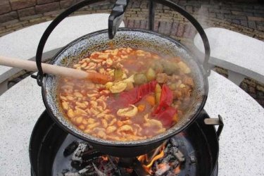 A grill kis helyen is elfér a kertben. Praktikusan van kialakítva, a csald kényelmesen étkezni is tud a kőpadka részén. Felhasználhatók kültériben, anyaguk fagyálló és könnyen tisztítható. A kerti sütő alkalmas bográcsozásra, grillezésre, wok vagy borona tárcsázásra, szalonnasütésre.

Bár a kerti grillezést sokan férfias foglalatosságnak tartják, az egész család számára izgalmas és szórakoztató tevékenység lehet, főképp a hosszú nyári esték és hétvégék alkalmával. Az előkészületekből mindenki kiveheti a részét, a gyerekek pedig általában szívesen segítenek a hozzávalók elkészítésében. A sütő ára tartalmazza a grillt a 3 db padot, a grillrácsot, a tűzteret,a bográcstartó vasat. Az oldalon szereplő képek és adatok tájékoztató jellegűek. A fotókon látható kiegészítők az ár nem tartalmazza. Külön megvásárolható kérjen kedvezményes ajánlatott 06 70 299 2066 telefonszámon.

K1374 kód Kerti grill teljes felszeléssel

Méretek:
Magasság: 63 cm
Felső lap méret: 1 m X 1 m
Alsó lap talapzat: 70 x 70
Pad mérete: 1 m x 33 cm Magasság: 63 cm
Tömeg: 157 kg

Kínálatunkban többek között megtalálhatóak:
Kerti szobrok – Varázsolja el kertjét egyedi és stílusos díszekkel!
Szökőkutak – Frissítse fel a kültéri területét egy gyönyörű vízi elemmel!
Figurák – Tökéletes kiegészítők, amelyek személyiséget adnak a kertjének!
Kerti lámpások – Teremtsen varázslatos hangulatot éjszaka is!
Kerti grillek – Élvezze a kültéri sütögetés élményét barátaival és családjával!
Látogasson el a kertidiszek.hu weboldalunkra, és találja meg a tökéletes kerti díszeket, amelyekkel felfrissítheti otthonát!

A hirdetésben szereplő képek és adatok tájékoztató jellegűek, a valóságban minimális eltérések előfordulhatnak. Kérjük, a készlettel és házhoz szállítással kapcsolatos információkért lépjen kapcsolatba munkatársainkkal elérhetőségeink egyikén!