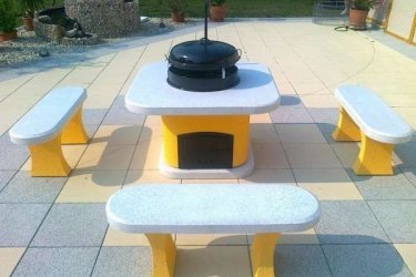 A grill kis helyen is elfér a kertben. Praktikusan van kialakítva, a csald kényelmesen étkezni is tud a kőpadka részén. Felhasználhatók kültériben, anyaguk fagyálló és könnyen tisztítható. A kerti sütő alkalmas bográcsozásra, grillezésre, wok vagy borona tárcsázásra, szalonnasütésre.

Bár a kerti grillezést sokan férfias foglalatosságnak tartják, az egész család számára izgalmas és szórakoztató tevékenység lehet, főképp a hosszú nyári esték és hétvégék alkalmával. Az előkészületekből mindenki kiveheti a részét, a gyerekek pedig általában szívesen segítenek a hozzávalók elkészítésében. A sütő ára tartalmazza a grillt a 3 db padot, a grillrácsot, a tűzteret,a bográcstartó vasat. Az oldalon szereplő képek és adatok tájékoztató jellegűek. A fotókon látható kiegészítők az ár nem tartalmazza. Külön megvásárolható kérjen kedvezményes ajánlatott 06 70 299 2066 telefonszámon.

K1374 kód Kerti grill teljes felszeléssel

Méretek:
Magasság: 63 cm
Felső lap méret: 1 m X 1 m
Alsó lap talapzat: 70 x 70
Pad mérete: 1 m x 33 cm Magasság: 63 cm
Tömeg: 157 kg

Kínálatunkban többek között megtalálhatóak:
Kerti szobrok – Varázsolja el kertjét egyedi és stílusos díszekkel!
Szökőkutak – Frissítse fel a kültéri területét egy gyönyörű vízi elemmel!
Figurák – Tökéletes kiegészítők, amelyek személyiséget adnak a kertjének!
Kerti lámpások – Teremtsen varázslatos hangulatot éjszaka is!
Kerti grillek – Élvezze a kültéri sütögetés élményét barátaival és családjával!
Látogasson el a kertidiszek.hu weboldalunkra, és találja meg a tökéletes kerti díszeket, amelyekkel felfrissítheti otthonát!

A hirdetésben szereplő képek és adatok tájékoztató jellegűek, a valóságban minimális eltérések előfordulhatnak. Kérjük, a készlettel és házhoz szállítással kapcsolatos információkért lépjen kapcsolatba munkatársainkkal elérhetőségeink egyikén!