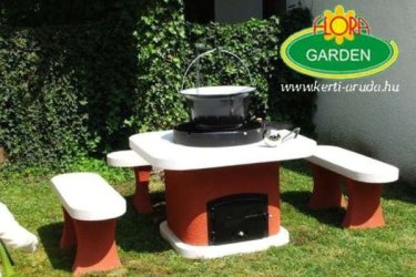 A grill kis helyen is elfér a kertben. Praktikusan van kialakítva, a csald kényelmesen étkezni is tud a kőpadka részén. Felhasználhatók kültériben, anyaguk fagyálló és könnyen tisztítható. A kerti sütő alkalmas bográcsozásra, grillezésre, wok vagy borona tárcsázásra, szalonnasütésre.

Bár a kerti grillezést sokan férfias foglalatosságnak tartják, az egész család számára izgalmas és szórakoztató tevékenység lehet, főképp a hosszú nyári esték és hétvégék alkalmával. Az előkészületekből mindenki kiveheti a részét, a gyerekek pedig általában szívesen segítenek a hozzávalók elkészítésében. A sütő ára tartalmazza a grillt a 3 db padot, a grillrácsot, a tűzteret,a bográcstartó vasat. Az oldalon szereplő képek és adatok tájékoztató jellegűek. A fotókon látható kiegészítők az ár nem tartalmazza. Külön megvásárolható kérjen kedvezményes ajánlatott 06 70 299 2066 telefonszámon.

K1374 kód Kerti grill teljes felszeléssel

Méretek:
Magasság: 63 cm
Felső lap méret: 1 m X 1 m
Alsó lap talapzat: 70 x 70
Pad mérete: 1 m x 33 cm Magasság: 63 cm
Tömeg: 157 kg

Kínálatunkban többek között megtalálhatóak:
Kerti szobrok – Varázsolja el kertjét egyedi és stílusos díszekkel!
Szökőkutak – Frissítse fel a kültéri területét egy gyönyörű vízi elemmel!
Figurák – Tökéletes kiegészítők, amelyek személyiséget adnak a kertjének!
Kerti lámpások – Teremtsen varázslatos hangulatot éjszaka is!
Kerti grillek – Élvezze a kültéri sütögetés élményét barátaival és családjával!
Látogasson el a kertidiszek.hu weboldalunkra, és találja meg a tökéletes kerti díszeket, amelyekkel felfrissítheti otthonát!

A hirdetésben szereplő képek és adatok tájékoztató jellegűek, a valóságban minimális eltérések előfordulhatnak. Kérjük, a készlettel és házhoz szállítással kapcsolatos információkért lépjen kapcsolatba munkatársainkkal elérhetőségeink egyikén!