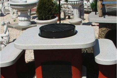 A grill kis helyen is elfér a kertben. Praktikusan van kialakítva, a csald kényelmesen étkezni is tud a kőpadka részén. Felhasználhatók kültériben, anyaguk fagyálló és könnyen tisztítható. A kerti sütő alkalmas bográcsozásra, grillezésre, wok vagy borona tárcsázásra, szalonnasütésre.

Bár a kerti grillezést sokan férfias foglalatosságnak tartják, az egész család számára izgalmas és szórakoztató tevékenység lehet, főképp a hosszú nyári esték és hétvégék alkalmával. Az előkészületekből mindenki kiveheti a részét, a gyerekek pedig általában szívesen segítenek a hozzávalók elkészítésében. A sütő ára tartalmazza a grillt a 3 db padot, a grillrácsot, a tűzteret,a bográcstartó vasat. Az oldalon szereplő képek és adatok tájékoztató jellegűek. A fotókon látható kiegészítők az ár nem tartalmazza. Külön megvásárolható kérjen kedvezményes ajánlatott 06 70 299 2066 telefonszámon.

K1374 kód Kerti grill teljes felszeléssel

Méretek:
Magasság: 63 cm
Felső lap méret: 1 m X 1 m
Alsó lap talapzat: 70 x 70
Pad mérete: 1 m x 33 cm Magasság: 63 cm
Tömeg: 157 kg

Kínálatunkban többek között megtalálhatóak:
Kerti szobrok – Varázsolja el kertjét egyedi és stílusos díszekkel!
Szökőkutak – Frissítse fel a kültéri területét egy gyönyörű vízi elemmel!
Figurák – Tökéletes kiegészítők, amelyek személyiséget adnak a kertjének!
Kerti lámpások – Teremtsen varázslatos hangulatot éjszaka is!
Kerti grillek – Élvezze a kültéri sütögetés élményét barátaival és családjával!
Látogasson el a kertidiszek.hu weboldalunkra, és találja meg a tökéletes kerti díszeket, amelyekkel felfrissítheti otthonát!

A hirdetésben szereplő képek és adatok tájékoztató jellegűek, a valóságban minimális eltérések előfordulhatnak. Kérjük, a készlettel és házhoz szállítással kapcsolatos információkért lépjen kapcsolatba munkatársainkkal elérhetőségeink egyikén!