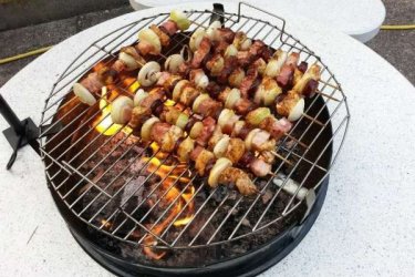 A grill kis helyen is elfér a kertben. Praktikusan van kialakítva, a csald kényelmesen étkezni is tud a kőpadka részén. Felhasználhatók kültériben, anyaguk fagyálló és könnyen tisztítható. A kerti sütő alkalmas bográcsozásra, grillezésre, wok vagy borona tárcsázásra, szalonnasütésre.

Bár a kerti grillezést sokan férfias foglalatosságnak tartják, az egész család számára izgalmas és szórakoztató tevékenység lehet, főképp a hosszú nyári esték és hétvégék alkalmával. Az előkészületekből mindenki kiveheti a részét, a gyerekek pedig általában szívesen segítenek a hozzávalók elkészítésében. A sütő ára tartalmazza a grillt a 3 db padot, a grillrácsot, a tűzteret,a bográcstartó vasat. Az oldalon szereplő képek és adatok tájékoztató jellegűek. A fotókon látható kiegészítők az ár nem tartalmazza. Külön megvásárolható kérjen kedvezményes ajánlatott 06 70 299 2066 telefonszámon.

K1374 kód Kerti grill teljes felszeléssel

Méretek:
Magasság: 63 cm
Felső lap méret: 1 m X 1 m
Alsó lap talapzat: 70 x 70
Pad mérete: 1 m x 33 cm Magasság: 63 cm
Tömeg: 157 kg

Kínálatunkban többek között megtalálhatóak:
Kerti szobrok – Varázsolja el kertjét egyedi és stílusos díszekkel!
Szökőkutak – Frissítse fel a kültéri területét egy gyönyörű vízi elemmel!
Figurák – Tökéletes kiegészítők, amelyek személyiséget adnak a kertjének!
Kerti lámpások – Teremtsen varázslatos hangulatot éjszaka is!
Kerti grillek – Élvezze a kültéri sütögetés élményét barátaival és családjával!
Látogasson el a kertidiszek.hu weboldalunkra, és találja meg a tökéletes kerti díszeket, amelyekkel felfrissítheti otthonát!

A hirdetésben szereplő képek és adatok tájékoztató jellegűek, a valóságban minimális eltérések előfordulhatnak. Kérjük, a készlettel és házhoz szállítással kapcsolatos információkért lépjen kapcsolatba munkatársainkkal elérhetőségeink egyikén!