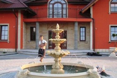 A szökőkút látványa főleg sötétedés után varázslatos. A romantikus lelkűek ilyenkor menjenek ki kertjükbe és élvezzék ezt a látványban gazdag csodát, hiszen az éjszakai megvilágításban a szökőkút minden apró szépsége feltárul a kíváncsi szemek előtt…

Kőből készült szökőkutak egyedi szobrokkal díszítve csodás látványt nyújtanak kertek, parkok, közterületek, kőrforgalmak bevásárló központok díszítéseként. Figyelmébe ajánljuk ezt a csodaszép szökőkutat. A szökőkút látványa lenyűgözi az embereket. A látványt fokozhatjuk színes megvilágítással, különös vízi játékot nyújtanak, az esti órákban ámulatba tudja ejteni a járókelőket. Szökőkútjainkat már megrendelheti egyedi különleges színekben is, a képek kategóriában megtalálhatja a szín mintánkat. A színes változat egyedi árat képez, érdeklődjön elérhetőségünkön.

Méretek:
Magasság: 175 cm
Szélesség: 270 cm
Tömeg:     1890 kg

Fedezze fel a Kerti Díszek csodálatos világát!
Telephely: Dunavarsány, Barátság u. 1. (51-es főút)
Telefon: 06 70 / 299 2066 – Érdeklődni kizárólag telefonon!
Weboldal: https://kertidiszek.hu

Kínálatunkban megtalálható többek között:
– Kerti szobrok – Varázsolja el kertjét egyedi és stílusos díszekkel!
– Szökőkutak – Frissítse fel kültéri terét egy gyönyörű vízi elemmel!
– Figurák – Tökéletes kiegészítők, amelyek személyiséget adnak a kertjének!
– Kerti lámpások – Teremtsen hangulatos fényt az esti órákra!
– Kerti grillek – Élvezze a szabadtéri sütögetést barátokkal, családdal!

Látogasson el weboldalunkra, és válassza ki a kertjéhez legjobban illő díszeket!

ℹ️ A hirdetésben szereplő képek és adatok tájékoztató jellegűek, kisebb eltérések előfordulhatnak.
A készlettel és házhoz szállítással kapcsolatban kérjük, telefonon érdeklődjön!