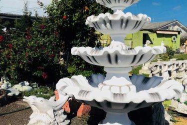 Nagyon szép vízi játékot produkál ez a szökőkút. Könnyedén beüzemeltethető csak egy keringető szivattyú és egy áramforás kell a beüzemeltetéséhez. A szökőkút műkőből készült, teljes mértékben ellenáll az idő viszontagságainak. Télálló fagyálló, minőségi termék. 

Szökőkútjainkat már megrendelheti egyedi különleges színekben is, a képek kategóriában megtalálhatja a szín mintánkat. Belső terek, közterek, szállodák, éttermek, vállalkozások, magánkert tulajdonosok figyelmébe ajánljuk szökőkutjainkat környezetük szebbé tételéhez.

Méretek:
Magasság: 205 cm
Szélesség alsó tálca: 135 cm
Talp átmérő:  43 cm
Tömeg: 520 kg

Fedezze fel a Kerti Díszek csodálatos világát!
Telephely: Dunavarsány, Barátság u. 1. (51-es főút)
Telefon: 06 70 / 299 2066 – Érdeklődni kizárólag telefonon!
Weboldal: https://kertidiszek.hu

Kínálatunkban megtalálható többek között:
– Kerti szobrok – Varázsolja el kertjét egyedi és stílusos díszekkel!
– Szökőkutak – Frissítse fel kültéri terét egy gyönyörű vízi elemmel!
– Figurák – Tökéletes kiegészítők, amelyek személyiséget adnak a kertjének!
– Kerti lámpások – Teremtsen hangulatos fényt az esti órákra!
– Kerti grillek – Élvezze a szabadtéri sütögetést barátokkal, családdal!

Látogasson el weboldalunkra, és válassza ki a kertjéhez legjobban illő díszeket!

ℹ️ A hirdetésben szereplő képek és adatok tájékoztató jellegűek, kisebb eltérések előfordulhatnak.
A készlettel és házhoz szállítással kapcsolatban kérjük, telefonon érdeklődjön!