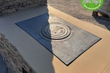 Magyarországon egyedüliként forgalmazzuk a betonfüstölőket. Összeszerelésük sokkal kevésbé időigényes és költséges, mint egy hagyományos füstölő építése. Termékünkkel lehet házi füstölésű ételeket készíteni, ami nem mindennapi dolog! És még nagy plusz, hogy grillező és tűztér kialakítást is kapott a termék. Így egy komplett konyhát helyezhetünk a kertünkbe ezzel a csodálatos termékkel.

Sokoldalú termékünk egyaránt alkalmas grillezéshez, füstöléshez és akár bográcsozáshoz is, ráadásul egy öntöttvas tűztérrel rendelkezik, amely biztosítja a hosszantartó hőleadást. 

Összeszerelése sokkal kevésbé időigényes és költséges, mint egy hagyományos füstház építése. A megjelenésében is izgalmas, kőhatású grillező-füstölő tökéletesen illeszkedik környezetéhez, legyen szó kertről vagy teraszról. 

Füstölőnkbe elég csupán a húst, halat vagy sajtot beletenni, a többi munkát pedig maga a füstölő végzi el. A füsttérnek köszönhetően Ön is elkészítheti a termékeket tartósítószerek hozzáadása nélkül, meglepve a háztartás tagjait és vendégeit természetes ízvilágukkal, színükkel és illatukkal. 

Telepítése rendkívül egyszerű és gyors a csavarok segítségével, melyeket a csomag tartalmaz. A grillező-füstölő nagyon masszív és időtálló. 

 

Méretek:
Magassága:  244 cm 
Szélessége:  196 cm
Mélysége:      58 cm
Tömeg:        920 kg
Kémény elem: 30 x 30 x 30 cm
Rács mérete: 65 x 42 cm

Összeillesztéseknél tanácsos fagyálló - hőálló szilikont használni, amely árudánkban kapható.

Fedezze fel a Kerti Díszek csodálatos világát!
Telephely: Dunavarsány, Barátság u. 1. (51-es főút)
Telefon: 06 70 / 299 2066 – Érdeklődni kizárólag telefonon!
Weboldal: https://kertidiszek.hu

Kínálatunkban megtalálható többek között:
– Kerti szobrok – Varázsolja el kertjét egyedi és stílusos díszekkel!
– Szökőkutak – Frissítse fel kültéri terét egy gyönyörű vízi elemmel!
– Figurák – Tökéletes kiegészítők, amelyek személyiséget adnak a kertjének!
– Kerti lámpások – Teremtsen hangulatos fényt az esti órákra!
– Kerti grillek – Élvezze a szabadtéri sütögetést barátokkal, családdal!

Látogasson el weboldalunkra, és válassza ki a kertjéhez legjobban illő díszeket!

ℹ️ A hirdetésben szereplő képek és adatok tájékoztató jellegűek, kisebb eltérések előfordulhatnak.
A készlettel és házhoz szállítással kapcsolatban kérjük, telefonon érdeklődjön!
