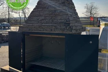 Magyarországon egyedüliként forgalmazzuk a betonfüstölőket. Összeszerelésük sokkal kevésbé időigényes és költséges, mint egy hagyományos füstölő építése. Termékünkkel lehet házi füstölésű ételeket készíteni, ami nem mindennapi dolog! És még nagy plusz, hogy grillező és tűztér kialakítást is kapott a termék. Így egy komplett konyhát helyezhetünk a kertünkbe ezzel a csodálatos termékkel.

Sokoldalú termékünk egyaránt alkalmas grillezéshez, füstöléshez és akár bográcsozáshoz is, ráadásul egy öntöttvas tűztérrel rendelkezik, amely biztosítja a hosszantartó hőleadást. 

Összeszerelése sokkal kevésbé időigényes és költséges, mint egy hagyományos füstház építése. A megjelenésében is izgalmas, kőhatású grillező-füstölő tökéletesen illeszkedik környezetéhez, legyen szó kertről vagy teraszról. 

Füstölőnkbe elég csupán a húst, halat vagy sajtot beletenni, a többi munkát pedig maga a füstölő végzi el. A füsttérnek köszönhetően Ön is elkészítheti a termékeket tartósítószerek hozzáadása nélkül, meglepve a háztartás tagjait és vendégeit természetes ízvilágukkal, színükkel és illatukkal. 

Telepítése rendkívül egyszerű és gyors a csavarok segítségével, melyeket a csomag tartalmaz. A grillező-füstölő nagyon masszív és időtálló. 

 

Méretek:
Magassága:  244 cm 
Szélessége:  196 cm
Mélysége:      58 cm
Tömeg:        920 kg
Kémény elem: 30 x 30 x 30 cm
Rács mérete: 65 x 42 cm

Összeillesztéseknél tanácsos fagyálló - hőálló szilikont használni, amely árudánkban kapható.

Fedezze fel a Kerti Díszek csodálatos világát!
Telephely: Dunavarsány, Barátság u. 1. (51-es főút)
Telefon: 06 70 / 299 2066 – Érdeklődni kizárólag telefonon!
Weboldal: https://kertidiszek.hu

Kínálatunkban megtalálható többek között:
– Kerti szobrok – Varázsolja el kertjét egyedi és stílusos díszekkel!
– Szökőkutak – Frissítse fel kültéri terét egy gyönyörű vízi elemmel!
– Figurák – Tökéletes kiegészítők, amelyek személyiséget adnak a kertjének!
– Kerti lámpások – Teremtsen hangulatos fényt az esti órákra!
– Kerti grillek – Élvezze a szabadtéri sütögetést barátokkal, családdal!

Látogasson el weboldalunkra, és válassza ki a kertjéhez legjobban illő díszeket!

ℹ️ A hirdetésben szereplő képek és adatok tájékoztató jellegűek, kisebb eltérések előfordulhatnak.
A készlettel és házhoz szállítással kapcsolatban kérjük, telefonon érdeklődjön!