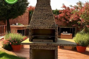 Ez a mediterrán kőhatású grill nemcsak praktikus, hanem igazi hangulatot teremt, miközben az előkészítő rész segít a tökéletes ételek gyors elkészítésében. Grillezz, élvezd és ízleld meg a szabadtéri étkezés minden pillanatát!

Grillezz stílusosan! Ez a kőhatású kerti grill egy praktikus előkészítő résszel lett megalkotva, hogy a sütés előtt mindent könnyedén előkészíthess. Masszív, időtálló dizájnja bármilyen kerthez vagy teraszhoz illik, miközben a grillezés élményét még kényelmesebbé teszi. Kiváló választás mediterrán vacsorákhoz! 

Méretek:
Magasság:     215 cm
Szélesség:     140 cm
Mélység:        60 cm
Rács méret:   67 x 37 cm
Kémény:        24 x 34 x 31 cm
Alap:            87 x 55 cm
A grill összeszerelése nagyon egyszerű és gyors, javasolt hőálló-fagyálló szilikon alkalmazása az illesztéseknél. 

Fedezze fel a Kerti Díszek csodálatos világát!
Telephely: Dunavarsány, Barátság u. 1. (51-es főút)
Telefon: 06 70 / 299 2066 – Érdeklődni kizárólag telefonon!
Weboldal: https://kertidiszek.hu

Kínálatunkban megtalálható többek között:
– Kerti szobrok – Varázsolja el kertjét egyedi és stílusos díszekkel!
– Szökőkutak – Frissítse fel kültéri terét egy gyönyörű vízi elemmel!
– Figurák – Tökéletes kiegészítők, amelyek személyiséget adnak a kertjének!
– Kerti lámpások – Teremtsen hangulatos fényt az esti órákra!
– Kerti grillek – Élvezze a szabadtéri sütögetést barátokkal, családdal!

Látogasson el weboldalunkra, és válassza ki a kertjéhez legjobban illő díszeket!

ℹ️ A hirdetésben szereplő képek és adatok tájékoztató jellegűek, kisebb eltérések előfordulhatnak.
A készlettel és házhoz szállítással kapcsolatban kérjük, telefonon érdeklődjön!