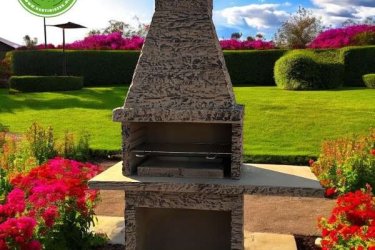 Ez a mediterrán kőhatású grill nemcsak praktikus, hanem igazi hangulatot teremt, miközben az előkészítő rész segít a tökéletes ételek gyors elkészítésében. Grillezz, élvezd és ízleld meg a szabadtéri étkezés minden pillanatát!

Grillezz stílusosan! Ez a kőhatású kerti grill egy praktikus előkészítő résszel lett megalkotva, hogy a sütés előtt mindent könnyedén előkészíthess. Masszív, időtálló dizájnja bármilyen kerthez vagy teraszhoz illik, miközben a grillezés élményét még kényelmesebbé teszi. Kiváló választás mediterrán vacsorákhoz! 

Méretek:
Magasság:     215 cm
Szélesség:     140 cm
Mélység:        60 cm
Rács méret:   67 x 37 cm
Kémény:        24 x 34 x 31 cm
Alap:            87 x 55 cm
A grill összeszerelése nagyon egyszerű és gyors, javasolt hőálló-fagyálló szilikon alkalmazása az illesztéseknél. 

Fedezze fel a Kerti Díszek csodálatos világát!
Telephely: Dunavarsány, Barátság u. 1. (51-es főút)
Telefon: 06 70 / 299 2066 – Érdeklődni kizárólag telefonon!
Weboldal: https://kertidiszek.hu

Kínálatunkban megtalálható többek között:
– Kerti szobrok – Varázsolja el kertjét egyedi és stílusos díszekkel!
– Szökőkutak – Frissítse fel kültéri terét egy gyönyörű vízi elemmel!
– Figurák – Tökéletes kiegészítők, amelyek személyiséget adnak a kertjének!
– Kerti lámpások – Teremtsen hangulatos fényt az esti órákra!
– Kerti grillek – Élvezze a szabadtéri sütögetést barátokkal, családdal!

Látogasson el weboldalunkra, és válassza ki a kertjéhez legjobban illő díszeket!

ℹ️ A hirdetésben szereplő képek és adatok tájékoztató jellegűek, kisebb eltérések előfordulhatnak.
A készlettel és házhoz szállítással kapcsolatban kérjük, telefonon érdeklődjön!