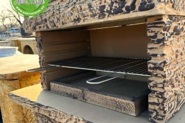 Ez a mediterrán kőhatású grill nemcsak praktikus, hanem igazi hangulatot teremt, miközben az előkészítő rész segít a tökéletes ételek gyors elkészítésében. Grillezz, élvezd és ízleld meg a szabadtéri étkezés minden pillanatát!

Grillezz stílusosan! Ez a kőhatású kerti grill egy praktikus előkészítő résszel lett megalkotva, hogy a sütés előtt mindent könnyedén előkészíthess. Masszív, időtálló dizájnja bármilyen kerthez vagy teraszhoz illik, miközben a grillezés élményét még kényelmesebbé teszi. Kiváló választás mediterrán vacsorákhoz! 

Méretek:
Magasság:     215 cm
Szélesség:     140 cm
Mélység:        60 cm
Rács méret:   67 x 37 cm
Kémény:        24 x 34 x 31 cm
Alap:            87 x 55 cm
A grill összeszerelése nagyon egyszerű és gyors, javasolt hőálló-fagyálló szilikon alkalmazása az illesztéseknél. 

Fedezze fel a Kerti Díszek csodálatos világát!
Telephely: Dunavarsány, Barátság u. 1. (51-es főút)
Telefon: 06 70 / 299 2066 – Érdeklődni kizárólag telefonon!
Weboldal: https://kertidiszek.hu

Kínálatunkban megtalálható többek között:
– Kerti szobrok – Varázsolja el kertjét egyedi és stílusos díszekkel!
– Szökőkutak – Frissítse fel kültéri terét egy gyönyörű vízi elemmel!
– Figurák – Tökéletes kiegészítők, amelyek személyiséget adnak a kertjének!
– Kerti lámpások – Teremtsen hangulatos fényt az esti órákra!
– Kerti grillek – Élvezze a szabadtéri sütögetést barátokkal, családdal!

Látogasson el weboldalunkra, és válassza ki a kertjéhez legjobban illő díszeket!

ℹ️ A hirdetésben szereplő képek és adatok tájékoztató jellegűek, kisebb eltérések előfordulhatnak.
A készlettel és házhoz szállítással kapcsolatban kérjük, telefonon érdeklődjön!