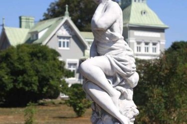 Az új női szobrunk elegáns és bájos megjelenést kölcsönöz otthonában.  Termékeink minőségi kőzúzalékból készülnek, az időjárás viszontagságainak teljes mértékben ellenállnak fagyállók! Különösen emel a szobor megjelenésében, ha használunk kiemelő oszlopot a fotókhoz csatoltunk képeke melyeken látható a különböző oszlopon vagy talapzaton a szobor. 

A tervezők szerint a szobrászati kompozíció látványos elhelyezése kétféleképpen lehetséges. A hagyományos változatban egy drága dekoratív elemet választanak ki a belső stílusban. A kísérleti módszer magában foglalja a „véletlenszerű” vagy egzotikus dekoratív tárgy használatát, amely új „történetet” adhat a meglévő térhez.

Méretek:
Magasság: 68cm
Tömeg:      20kg

Fedezze fel a Kerti Díszek csodálatos világát!
Telephely: Dunavarsány, Barátság u. 1. (51-es főút)
Telefon: 06 70 / 299 2066 – Érdeklődni kizárólag telefonon!
Weboldal: https://kertidiszek.hu

Kínálatunkban megtalálható többek között:
– Kerti szobrok – Varázsolja el kertjét egyedi és stílusos díszekkel!
– Szökőkutak – Frissítse fel kültéri terét egy gyönyörű vízi elemmel!
– Figurák – Tökéletes kiegészítők, amelyek személyiséget adnak a kertjének!
– Kerti lámpások – Teremtsen hangulatos fényt az esti órákra!
– Kerti grillek – Élvezze a szabadtéri sütögetést barátokkal, családdal!

Látogasson el weboldalunkra, és válassza ki a kertjéhez legjobban illő díszeket!

ℹ️ A hirdetésben szereplő képek és adatok tájékoztató jellegűek, kisebb eltérések előfordulhatnak.
A készlettel és házhoz szállítással kapcsolatban kérjük, telefonon érdeklődjön!