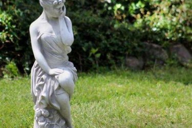 Az új női szobrunk elegáns és bájos megjelenést kölcsönöz otthonában.  Termékeink minőségi kőzúzalékból készülnek, az időjárás viszontagságainak teljes mértékben ellenállnak fagyállók! Különösen emel a szobor megjelenésében, ha használunk kiemelő oszlopot a fotókhoz csatoltunk képeke melyeken látható a különböző oszlopon vagy talapzaton a szobor. 

A tervezők szerint a szobrászati kompozíció látványos elhelyezése kétféleképpen lehetséges. A hagyományos változatban egy drága dekoratív elemet választanak ki a belső stílusban. A kísérleti módszer magában foglalja a „véletlenszerű” vagy egzotikus dekoratív tárgy használatát, amely új „történetet” adhat a meglévő térhez.

Méretek:
Magasság: 68cm
Tömeg:      20kg

Fedezze fel a Kerti Díszek csodálatos világát!
Telephely: Dunavarsány, Barátság u. 1. (51-es főút)
Telefon: 06 70 / 299 2066 – Érdeklődni kizárólag telefonon!
Weboldal: https://kertidiszek.hu

Kínálatunkban megtalálható többek között:
– Kerti szobrok – Varázsolja el kertjét egyedi és stílusos díszekkel!
– Szökőkutak – Frissítse fel kültéri terét egy gyönyörű vízi elemmel!
– Figurák – Tökéletes kiegészítők, amelyek személyiséget adnak a kertjének!
– Kerti lámpások – Teremtsen hangulatos fényt az esti órákra!
– Kerti grillek – Élvezze a szabadtéri sütögetést barátokkal, családdal!

Látogasson el weboldalunkra, és válassza ki a kertjéhez legjobban illő díszeket!

ℹ️ A hirdetésben szereplő képek és adatok tájékoztató jellegűek, kisebb eltérések előfordulhatnak.
A készlettel és házhoz szállítással kapcsolatban kérjük, telefonon érdeklődjön!