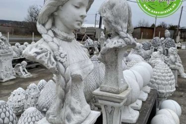Mellszobor különlegesen jól mutat lakás a dekorációként akár egy dolgozó szobában, akár otthonunk vagy kertünk díszítéseként. 

Termékeinkhez csak kiváló minőségű alapanyagokat használunk, ennek köszönhetően nagyon tartósak és strapabíróak, hosszú évek múltán is tetszetősek lesznek otthonában. Az eredeti szobor Richard Aurili (1834-1914) Olasz szobrász. Lány zsinórral mellszobor. Modern és kortárs művészet 20.századi díszítőművészet.


A mellszobor olyan szobor, amelyen csak a fej, a mellkas és a váll látható. A portré szobrászati megfelelőjének szánják. A mellszobrok ezért szinte mindig létező vagy történelmi személyeket ábrázolnak.

Méretek:
Magasság: 55cm
Tömeg:     22 kg

Fedezze fel a Kerti Díszek csodálatos világát!
Telephely: Dunavarsány, Barátság u. 1. (51-es főút)
Telefon: 06 70 / 299 2066 – Érdeklődni kizárólag telefonon!
Weboldal: https://kertidiszek.hu

Kínálatunkban megtalálható többek között:
– Kerti szobrok – Varázsolja el kertjét egyedi és stílusos díszekkel!
– Szökőkutak – Frissítse fel kültéri terét egy gyönyörű vízi elemmel!
– Figurák – Tökéletes kiegészítők, amelyek személyiséget adnak a kertjének!
– Kerti lámpások – Teremtsen hangulatos fényt az esti órákra!
– Kerti grillek – Élvezze a szabadtéri sütögetést barátokkal, családdal!

Látogasson el weboldalunkra, és válassza ki a kertjéhez legjobban illő díszeket!

ℹ️ A hirdetésben szereplő képek és adatok tájékoztató jellegűek, kisebb eltérések előfordulhatnak.
A készlettel és házhoz szállítással kapcsolatban kérjük, telefonon érdeklődjön!