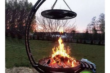 Ha valóban jó minőségű és praktikus kerti grillezőt keresel a kertedbe, akkor választ ezt a kerti csodát! Előnyei: kertben könnyen elhelyezhető nem kell alapot önteni - a grill a füvön állhat. Könnyen az egyik helyről a másikra hordozható a grill súlya kb 40 kg. 

Az 2022 év legkedvezőbb ajánlata a bográcsozás szerelmeseinek legnagyobb bográccsal is kitűnően használható. A hármas serpenyő használatának köszönhetően ízletes zöldségeket, burgonyát, grillezett darált húst vagy kis csirkedarabokat készítünk.  Ez az extra erős, masszív állvány, használható kerti tűzrakóként és kerti melegedőként - hő termelő élvezetes és látványos, hűvös ősz esténként. A kerti grillező kizárólagos forgalmazói vagyunk ezért viszonteladókat keresünk. Ellentétben a tipikus grillrácsokkal, amelyekben a hagyományos acélrudak egy kis króm-nikkelréteggel vannak bevonva, termékünk tömör rozsdamentes acél rudakból készül. Ennek köszönhetően a rostély ellenáll az időjárási viszonyoknak, nem rozsdásodik, nem változtatja alakját az étel súlyának hatására, valamint könnyen tisztítható. Fogantyúval állítható rácsmagasság.

Méretek:
Magasság:              190 cm
Sütőtér átmérője:     70 cm
Tűzrakó átmérője:    80 cm
A tűzhely magassága a talaj felett: 30 cm
Tömeg: 40 kg

Fedezze fel a Kerti Díszek csodálatos világát!
Telephely: Dunavarsány, Barátság u. 1. (51-es főút)
Telefon: 06 70 / 299 2066 – Érdeklődni kizárólag telefonon!
Weboldal: https://kertidiszek.hu

Kínálatunkban megtalálható többek között:
– Kerti szobrok – Varázsolja el kertjét egyedi és stílusos díszekkel!
– Szökőkutak – Frissítse fel kültéri terét egy gyönyörű vízi elemmel!
– Figurák – Tökéletes kiegészítők, amelyek személyiséget adnak a kertjének!
– Kerti lámpások – Teremtsen hangulatos fényt az esti órákra!
– Kerti grillek – Élvezze a szabadtéri sütögetést barátokkal, családdal!

Látogasson el weboldalunkra, és válassza ki a kertjéhez legjobban illő díszeket!

ℹ️ A hirdetésben szereplő képek és adatok tájékoztató jellegűek, kisebb eltérések előfordulhatnak.
A készlettel és házhoz szállítással kapcsolatban kérjük, telefonon érdeklődjön!