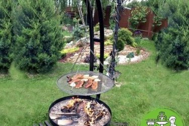 Ha valóban jó minőségű és praktikus kerti grillezőt keresel a kertedbe, akkor választ ezt a kerti csodát! Előnyei: kertben könnyen elhelyezhető nem kell alapot önteni - a grill a füvön állhat. Könnyen az egyik helyről a másikra hordozható a grill súlya kb 40 kg. 

Az 2022 év legkedvezőbb ajánlata a bográcsozás szerelmeseinek legnagyobb bográccsal is kitűnően használható. A hármas serpenyő használatának köszönhetően ízletes zöldségeket, burgonyát, grillezett darált húst vagy kis csirkedarabokat készítünk.  Ez az extra erős, masszív állvány, használható kerti tűzrakóként és kerti melegedőként - hő termelő élvezetes és látványos, hűvös ősz esténként. A kerti grillező kizárólagos forgalmazói vagyunk ezért viszonteladókat keresünk. Ellentétben a tipikus grillrácsokkal, amelyekben a hagyományos acélrudak egy kis króm-nikkelréteggel vannak bevonva, termékünk tömör rozsdamentes acél rudakból készül. Ennek köszönhetően a rostély ellenáll az időjárási viszonyoknak, nem rozsdásodik, nem változtatja alakját az étel súlyának hatására, valamint könnyen tisztítható. Fogantyúval állítható rácsmagasság.

Méretek:
Magasság:              190 cm
Sütőtér átmérője:     70 cm
Tűzrakó átmérője:    80 cm
A tűzhely magassága a talaj felett: 30 cm
Tömeg: 40 kg

Fedezze fel a Kerti Díszek csodálatos világát!
Telephely: Dunavarsány, Barátság u. 1. (51-es főút)
Telefon: 06 70 / 299 2066 – Érdeklődni kizárólag telefonon!
Weboldal: https://kertidiszek.hu

Kínálatunkban megtalálható többek között:
– Kerti szobrok – Varázsolja el kertjét egyedi és stílusos díszekkel!
– Szökőkutak – Frissítse fel kültéri terét egy gyönyörű vízi elemmel!
– Figurák – Tökéletes kiegészítők, amelyek személyiséget adnak a kertjének!
– Kerti lámpások – Teremtsen hangulatos fényt az esti órákra!
– Kerti grillek – Élvezze a szabadtéri sütögetést barátokkal, családdal!

Látogasson el weboldalunkra, és válassza ki a kertjéhez legjobban illő díszeket!

ℹ️ A hirdetésben szereplő képek és adatok tájékoztató jellegűek, kisebb eltérések előfordulhatnak.
A készlettel és házhoz szállítással kapcsolatban kérjük, telefonon érdeklődjön!
