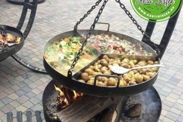Ha valóban jó minőségű és praktikus kerti grillezőt keresel a kertedbe, akkor választ ezt a kerti csodát! Előnyei: kertben könnyen elhelyezhető nem kell alapot önteni - a grill a füvön állhat. Könnyen az egyik helyről a másikra hordozható a grill súlya kb 40 kg. 

Az 2022 év legkedvezőbb ajánlata a bográcsozás szerelmeseinek legnagyobb bográccsal is kitűnően használható. A hármas serpenyő használatának köszönhetően ízletes zöldségeket, burgonyát, grillezett darált húst vagy kis csirkedarabokat készítünk.  Ez az extra erős, masszív állvány, használható kerti tűzrakóként és kerti melegedőként - hő termelő élvezetes és látványos, hűvös ősz esténként. A kerti grillező kizárólagos forgalmazói vagyunk ezért viszonteladókat keresünk. Ellentétben a tipikus grillrácsokkal, amelyekben a hagyományos acélrudak egy kis króm-nikkelréteggel vannak bevonva, termékünk tömör rozsdamentes acél rudakból készül. Ennek köszönhetően a rostély ellenáll az időjárási viszonyoknak, nem rozsdásodik, nem változtatja alakját az étel súlyának hatására, valamint könnyen tisztítható. Fogantyúval állítható rácsmagasság.

Méretek:
Magasság:              190 cm
Sütőtér átmérője:     70 cm
Tűzrakó átmérője:    80 cm
A tűzhely magassága a talaj felett: 30 cm
Tömeg: 40 kg

Fedezze fel a Kerti Díszek csodálatos világát!
Telephely: Dunavarsány, Barátság u. 1. (51-es főút)
Telefon: 06 70 / 299 2066 – Érdeklődni kizárólag telefonon!
Weboldal: https://kertidiszek.hu

Kínálatunkban megtalálható többek között:
– Kerti szobrok – Varázsolja el kertjét egyedi és stílusos díszekkel!
– Szökőkutak – Frissítse fel kültéri terét egy gyönyörű vízi elemmel!
– Figurák – Tökéletes kiegészítők, amelyek személyiséget adnak a kertjének!
– Kerti lámpások – Teremtsen hangulatos fényt az esti órákra!
– Kerti grillek – Élvezze a szabadtéri sütögetést barátokkal, családdal!

Látogasson el weboldalunkra, és válassza ki a kertjéhez legjobban illő díszeket!

ℹ️ A hirdetésben szereplő képek és adatok tájékoztató jellegűek, kisebb eltérések előfordulhatnak.
A készlettel és házhoz szállítással kapcsolatban kérjük, telefonon érdeklődjön!